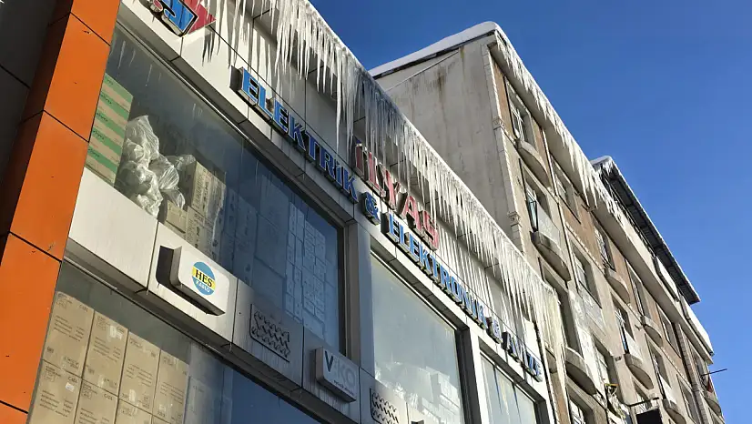 Ağrı'da buz sarkıtları tehlike oluşturuyor