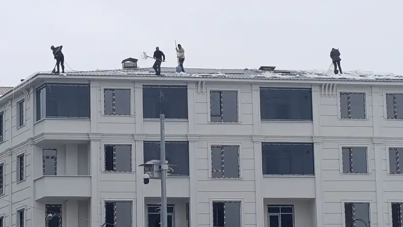 Ağrı'da çatıda biriken karlar temizlenmeye devam ediyor