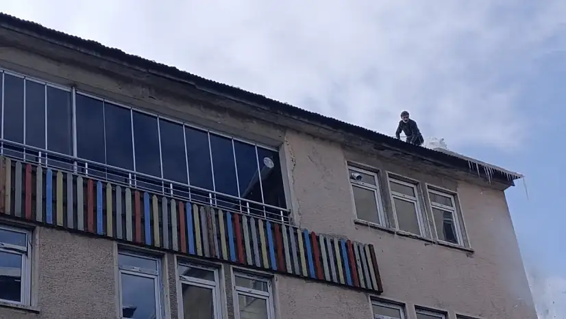 Ağrı'da çatılarda kar mesaisi