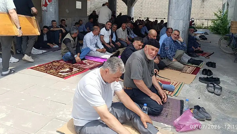 Ağrı'da cemaat cuma namazını dışarıda kıldı