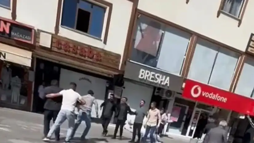 Ağrı'da Cumhuriyet Caddesi'nde kavga: 1 kişi bıçaklandı