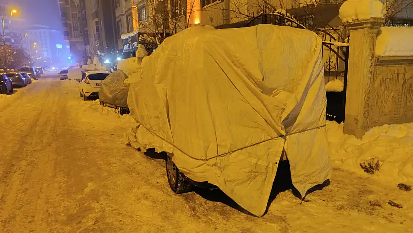Ağrı'da dondurucu gecelerde, vatandaşlar araçlarını örtüyor