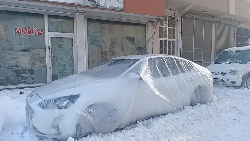 Ağrı'da eksi dereceler araçları naylon altına aldı