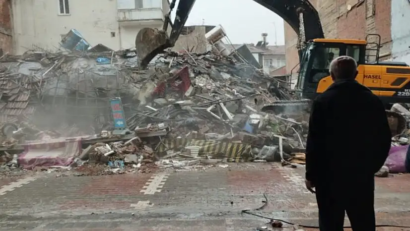 Ağrı'da Gazi Mahallesi'ndeki Bina Yıkım İhalesi İptal Edildi