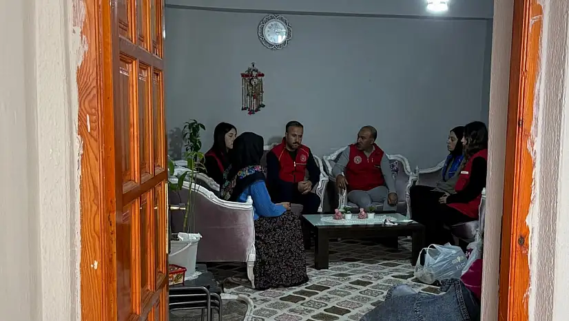 Ağrı'da gençler kapıları bu kez iyilik için çaldı