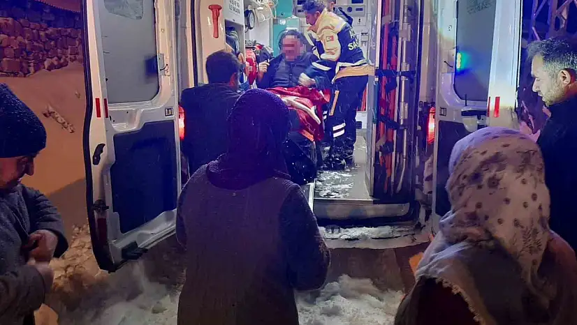 Ağrı'da kapalı köy yolu açıldı, hasta kurtarıldı