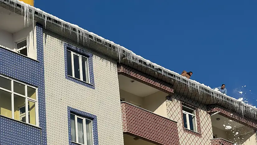 Ağrı'da kar durmadı, çatı mesaisi yeniden başladı