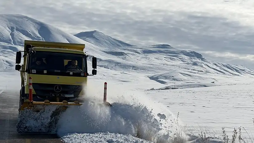 Ağrı'da kar engeli aşılıyor: 354 yol açıldı