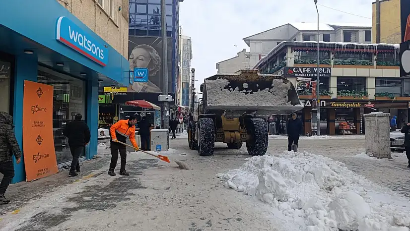 Ağrı'da kar temizliği devam ediyor