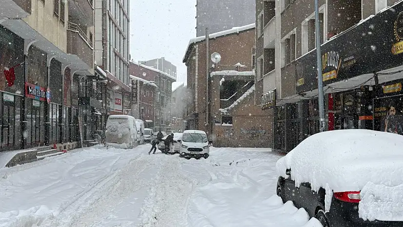 Ağrı'da kar ve tipi hayatı durma noktasına getirdi: Uçak seferleri iptal, köy yolları kapandı