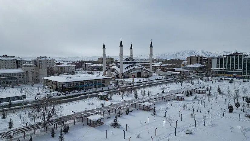 Ağrı'da karlar çözülüyor, doğa yeniden canlanıyor