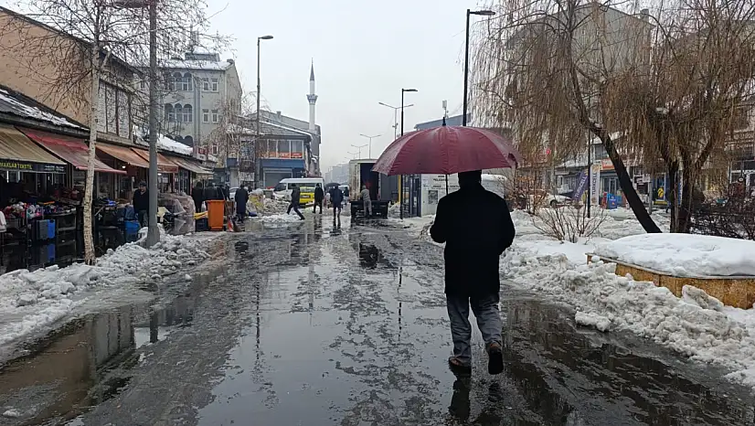 Ağrı'da kış ortasında şemsiyeler açıldı