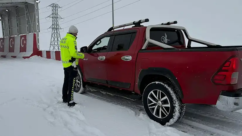 Ağrı'da kış şartlarına karşı sürücülere trafik uyarısı yapıldı