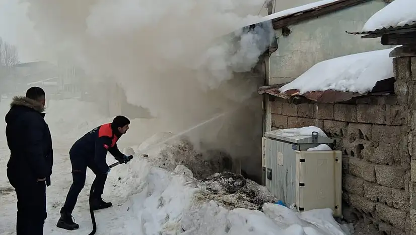 Ağrı'da kömürlükte çıkan yangın itfaiyeyi harekete geçirdi