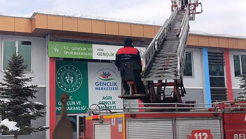 Ağrı'da öğrencilerin kullandığı alanlarda kar mesaisi