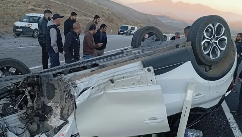 Ağrı'da otomobil şeridinden çıkarak devrildi