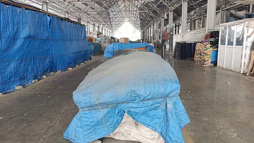 Ağrı'da soğuklar pazarcı esnafını zorladı, tezgâhlar sarılı bırakıldı