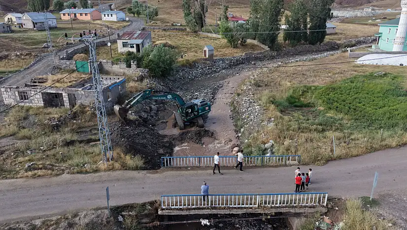 Ağrı'da taşkın sonrası ekipler Aşağı Pamuktaş'ta sahaya indi