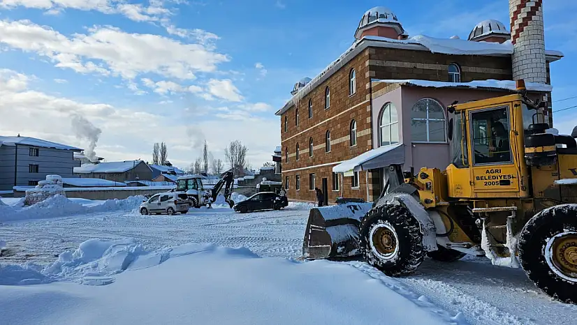 Ağrı'da taziye evlerinin çevreleri kardan temizlendi