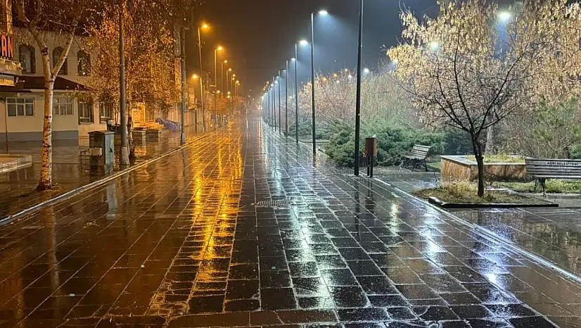 Ağrı'da yağmur, Tahir Elçi Meydanı'nda güzel görüntüler oluşturdu