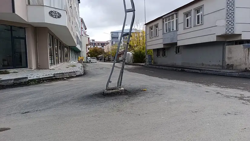 Ağrı'da yol ortasında kalan elektrik direği korkutuyor