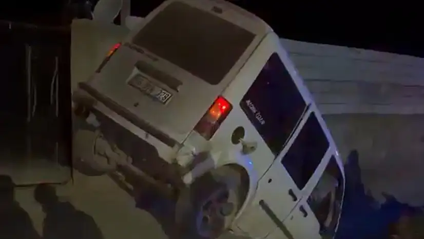Ağrı'da yola çıkan hayvanlara çarpan araç savruldu! 1'i ağır 3 kişi yaralandı