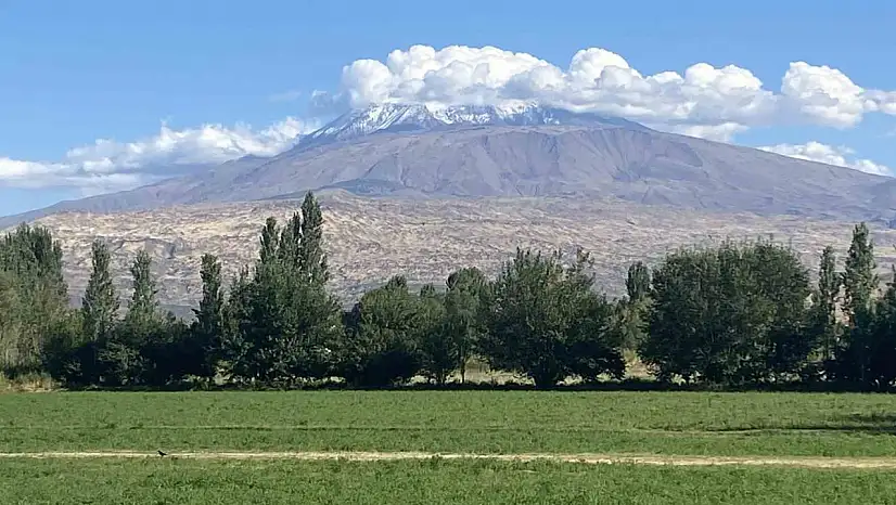 Ağrı Dağı'na Mevsimin İlk Karı Düştü, Kartpostallık Manzaralar Ortaya Çıktı