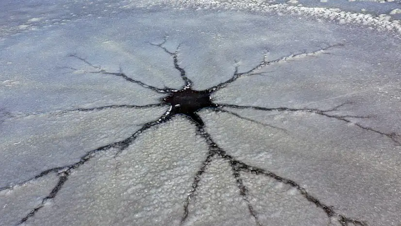 Ağrı Dağı'ndan gelen sular dondu, sulak alanlar sessizliğe gömüldü