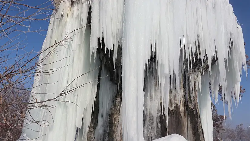 Ağrı'daki soğuk hava, mezarlıkta uzun buz sarkıtları oluşturdu