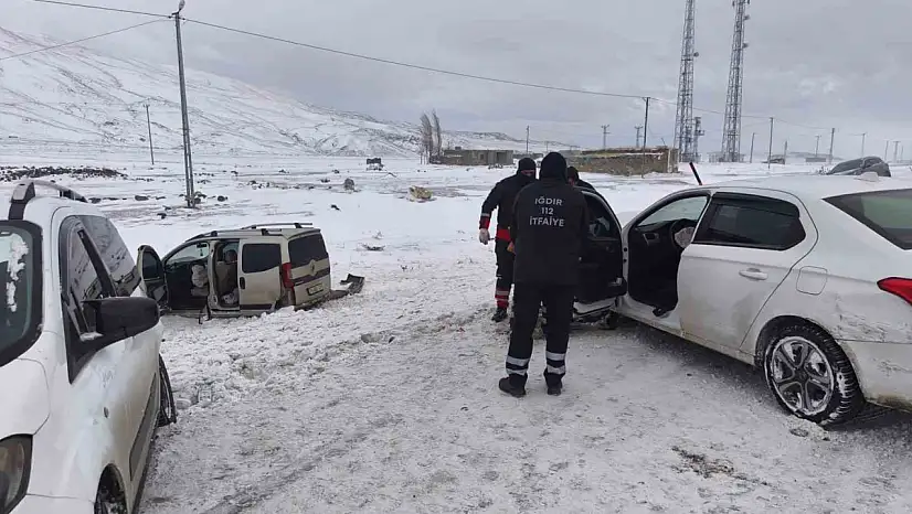 Ağrı Doğubayazıt-Iğdır karayolunda zincirleme kaza