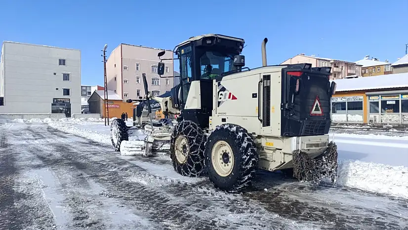 Ağrı İlçe Otogarı'ndaki kar birikintileri temizlendi, ulaşım kolaylaştı