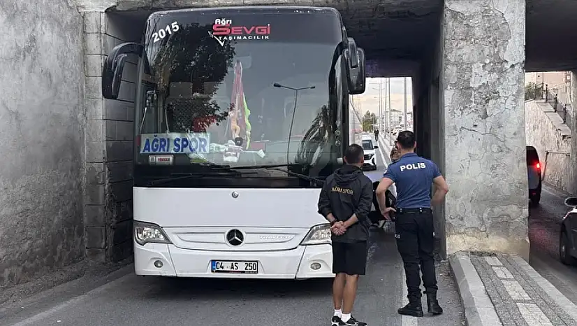 Ağrı kafilesi Kayseri'de kaza yaptı