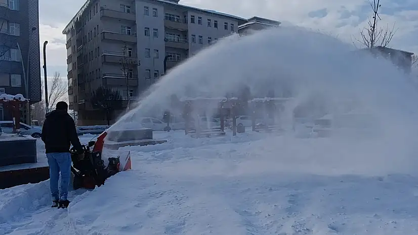 Ağrı Kent Meydanı'nda kar temizliği yapıldı