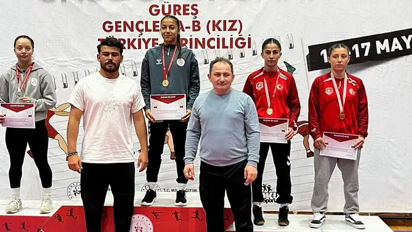 Ağrı'nın altın kızları madalyaları topladı