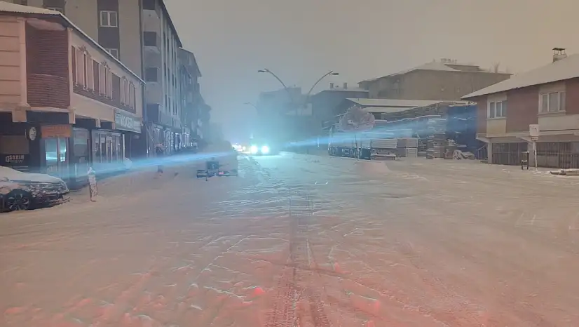 Ağrı'nın birçok mahallesinde elektrik kesintisi yaşandı