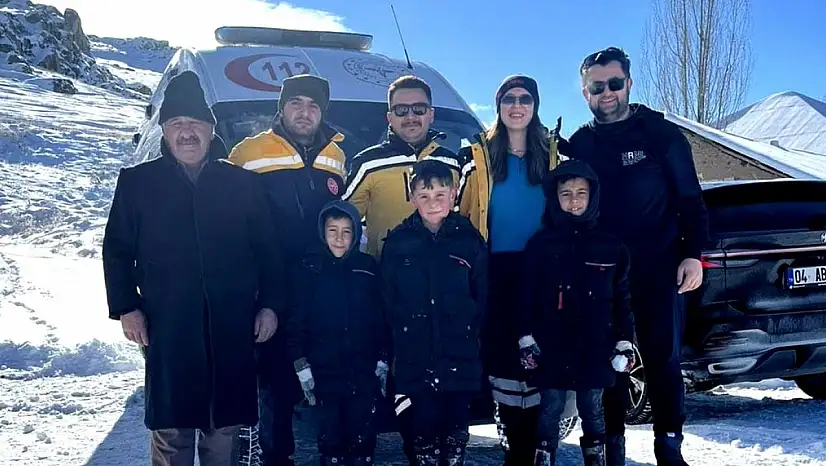 Ağrı'nın Patnos ilçesinde karla kapalı yollarda zamanla yarış