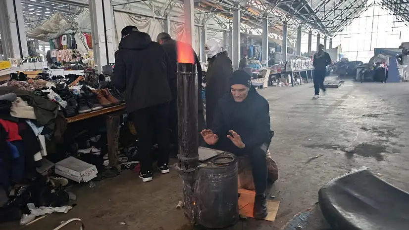 Ağrı Sebze Pazarı esnafı, soğuk havalarda sobayla ısınıyor