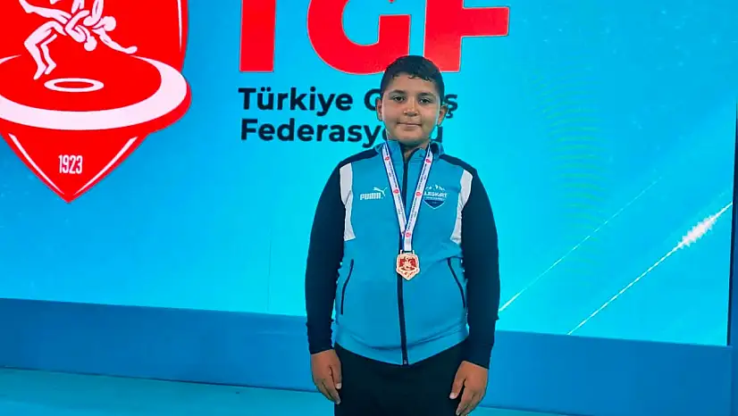 Ağrılı pehlivanlardan Türkiye Şampiyonası'nda gururlandıran başarı