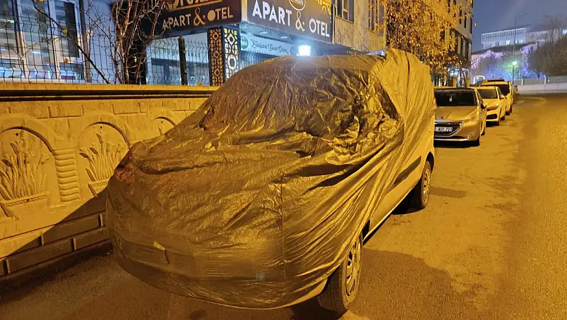 Ağrılı sürücüler araçlarını buzlanmaya karşı örtmeye başladı