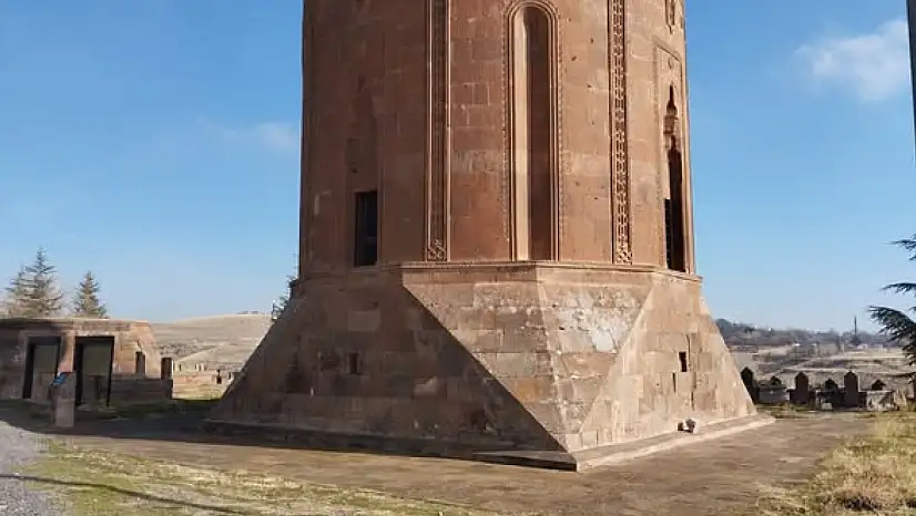 Ahlat Belediyesi Hasan Padişah Mezarlığı'nda Bakım Çalışmalarını Sürdürdü