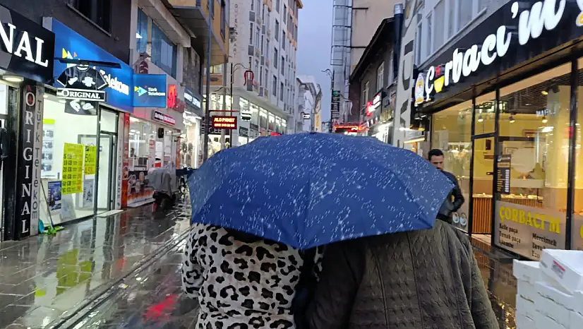 Akşam yağmuru Ağrı'yı etkisi altına aldı