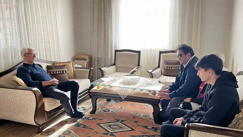 Akyaka'dan vefalı öğrenci her yıl öğretmenine giderek Öğretmenler Günü'nü kutluyor