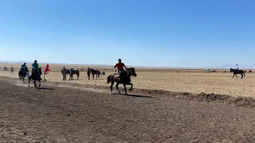Arpaçay'da Dördüncü Geleneksel Rahvan At Yarışları Coşkuyla Gerçekleşti!