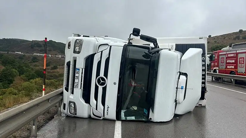 Aşkale'de aynı noktada iki günde ikinci kaza: TIR yan yattı