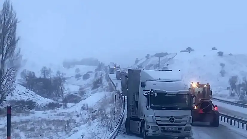 Aşkale'de Kar Yağışı Nedeniyle Ulaşımda Aksamalar ve Araç Kaymaları Yaşandı