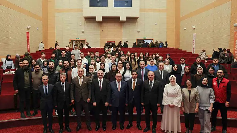 Atatürk Üniversitesi'nde Genç Ofis paneli, gençlerin hukuk ve kariyer yolculuğuna ışık tuttu