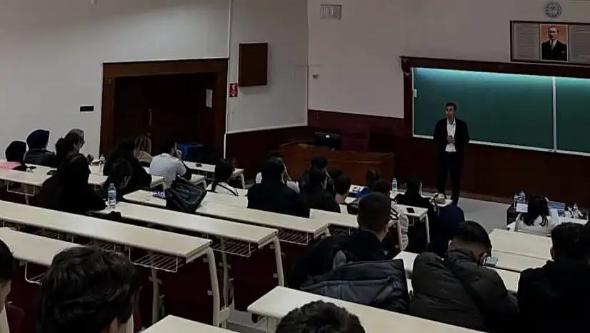 Atatürk Üniversitesi'nde Kariyer Planlaması Söyleşisi: Ziya Sevim Gençlere Farkındalık Tavsiyeleri Verdi