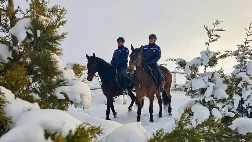 Atlı jandarmadan karlı arazide 7/24 devriye