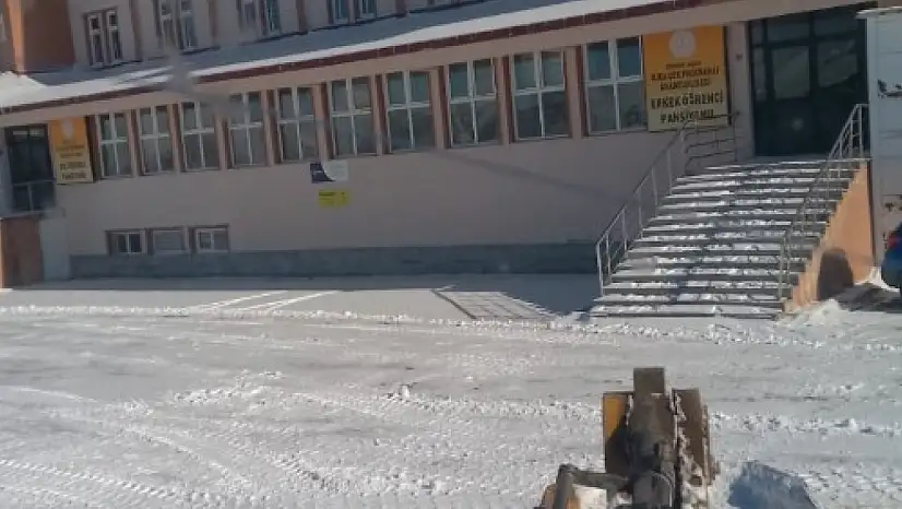 Aziziye'de Okul Kampüslerinde Kar Temizliği Büyük Ölçüde Tamamlandı