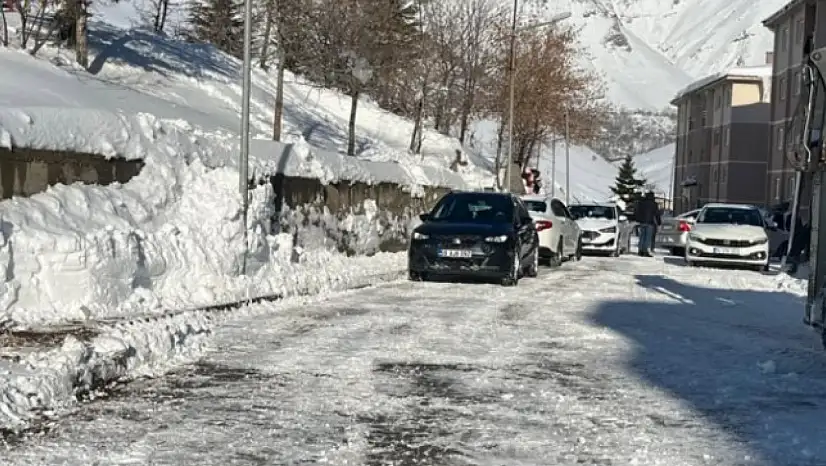 Bahçesaray'da Karla Mücadele Çalışmaları Aralıksız Sürüyor